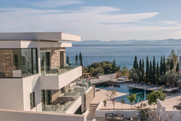 A la foto es mostra l'objecte Elia Cove Luxury Villas & Residences situat a la ciutat de Corint.