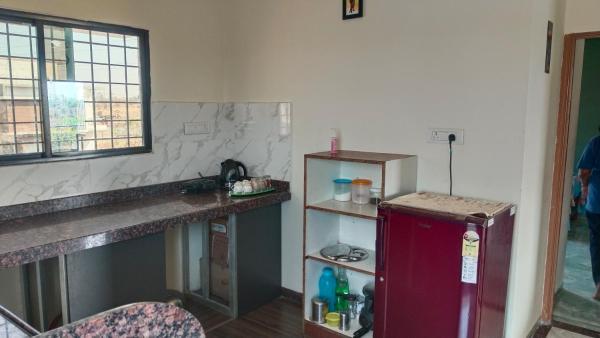 A la foto es mostra l'objecte Joy's Daily Rentals situat a la ciutat de Khāpa.
