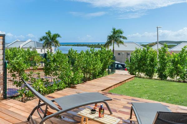 The photo shows the Les Griselles 4 sur les hauteurs de la BaieOrientale appart1ch 4p Vue MER located in the city of Quarter of Orleans.