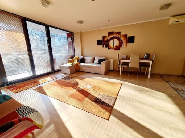 På billedet ses objektet Cozy open space home near Old city center of Timisoara with private parking space beliggende i byen Timişoara.