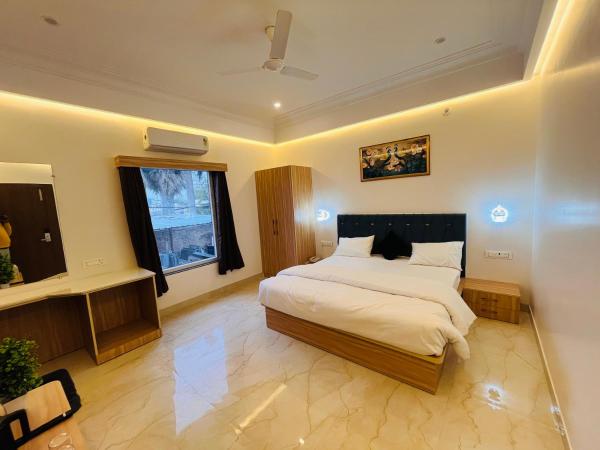 The photo shows the Hotel Dhanraj Inn located in the city of Faizābād.