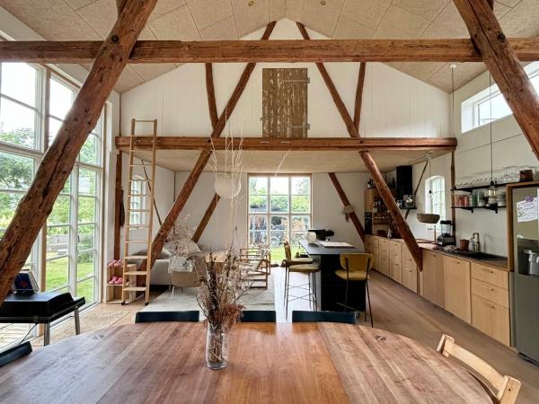 Na zdjęciu widoczny jest obiekt Unique Spacious Home In Nature-Rich Samsø położony w mieście Toftebjerg.