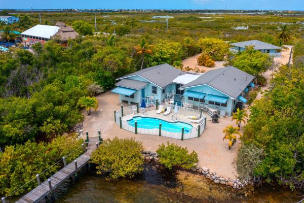 Op de foto is het object Waterfront Beach House with Dock & Heated Pool te zien, gelegen in de stad Summerland Key.