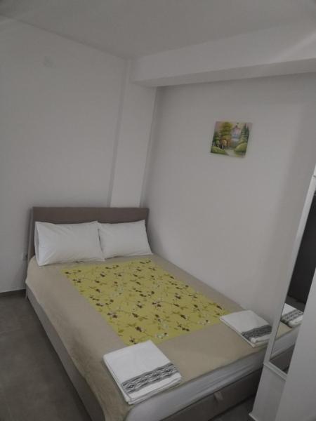 A la foto es mostra l'objecte Divcibarski izvor situat a la ciutat de Divčibare.