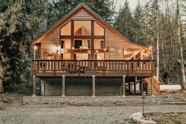 Na fotografii je vidět objekt Glacier Springs Cabin 2 - Wifi - Bbq - Game Room nacházející se ve městě Glacier.