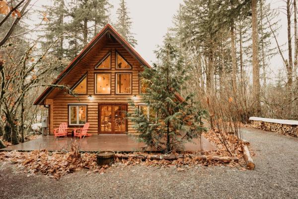 A la foto es mostra l'objecte Glacier Springs Cabin #21 - Log Cabin - Wi-Fi - Pets Ok situat a la ciutat de Glacier.