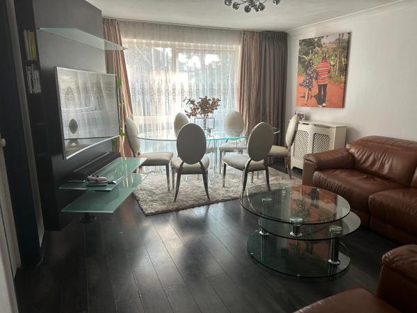 A la foto es mostra l'objecte Charming Flat in North London situat a la ciutat de Edmonton.