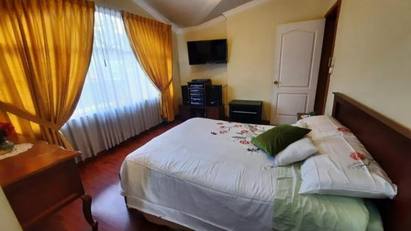 A la foto es mostra l'objecte Cálida y Amplia Habitacion Valle de los Chillos situat a la ciutat de Quito.
