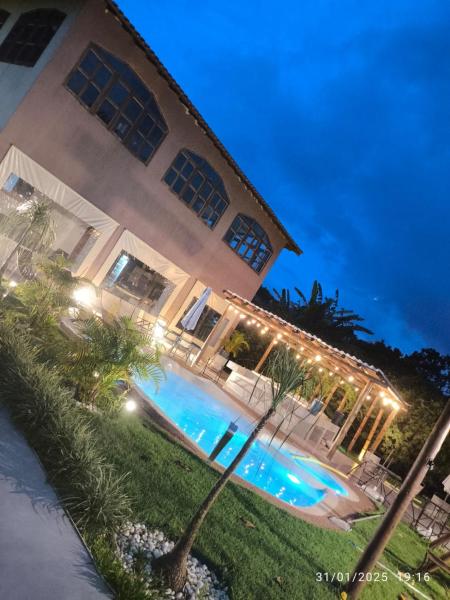 Na foto é possível ver o objeto Chácara Prainha JK com piscina praia no quintal de casa localizado na cidade de Ibiúna.