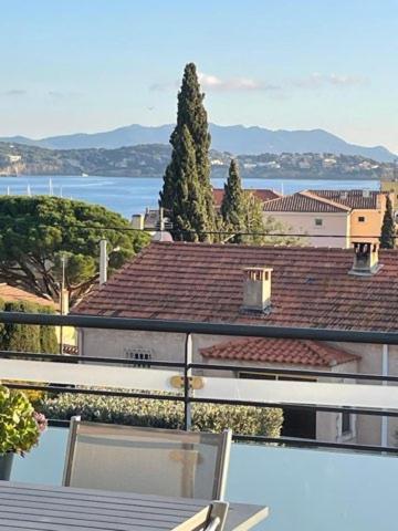 Nella foto è visibile l'oggetto Agréable appartement vue mer à Bandol Piscine situato nella città di Bandol.