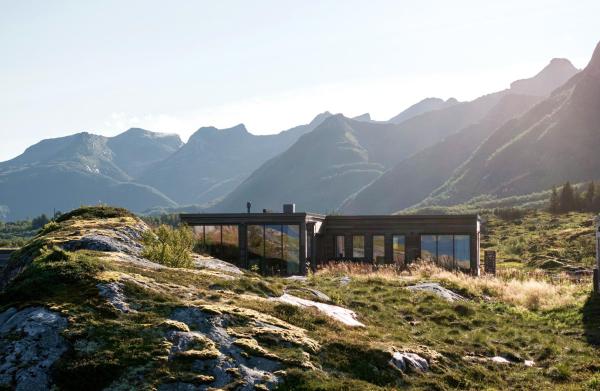 På billedet ses objektet Luxury Lodge with jacuzzi and sauna beliggende i byen Kleppstad.