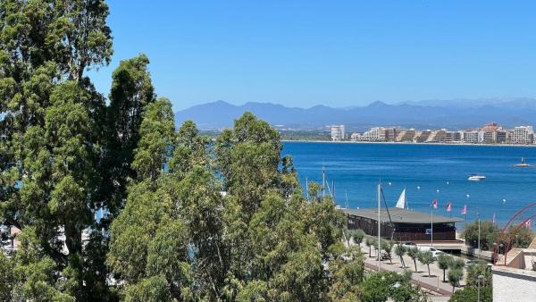 A la foto es mostra l'objecte Bonito duplex en Roses con vistas al mar cerca de la playa AV-31 situat a la ciutat de Roses.