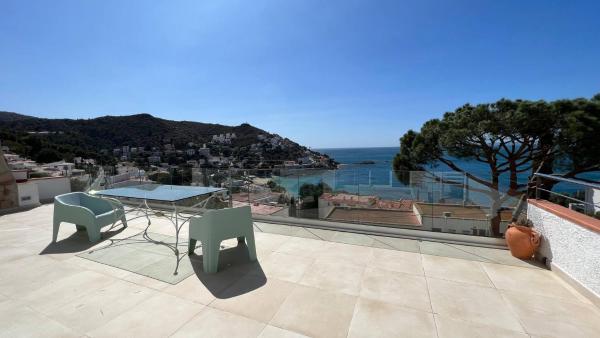 A la foto es mostra l'objecte Preciosa casa en roses cerca de la playa con vistas al mar situat a la ciutat de Roses.