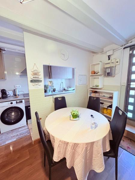 Stunning flat for 6 people 3 blocks from the beach plus welcome breakfast, Barcelona