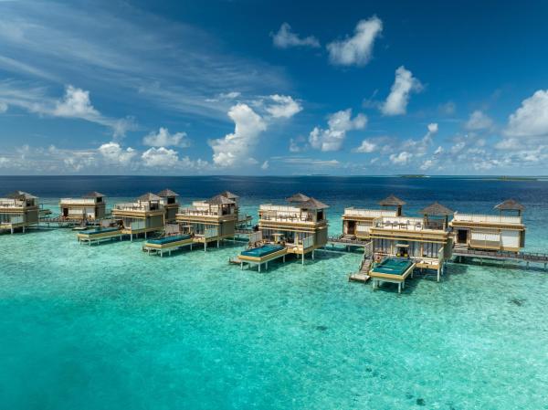 照片显示了位于Meedhoo市的Angsana Velavaru In-Ocean Villas, 2 guests Free Seaplane for stay 7 nights and above物件。