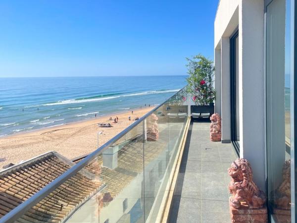 The photo shows the Casa Dourada - Golden Beach Apt located in the city of Budens.