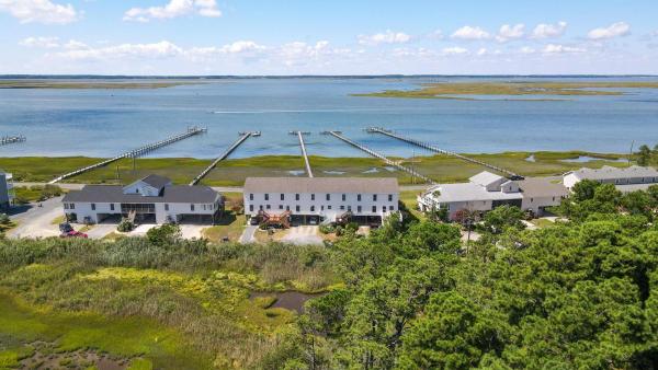 Na zdjęciu widoczny jest obiekt Blue Chair Bay - Waterfront townhome with Fishing pier! położony w mieście Atlantic.