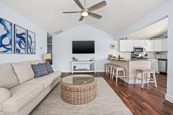 På billedet ses objektet Coastal Cottage - Beachy oasis in Oyster Bay! beliggende i byen Deep Hole.