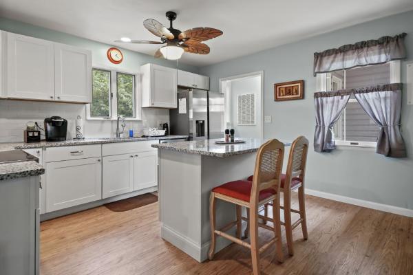 Photo 2 : Escape at Deep Hole Hideaway - Pet friendly duplex!