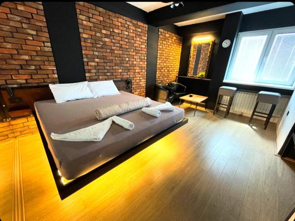 Na foto é possível ver o objeto Appartment for rent in old building localizado na cidade de Železara.