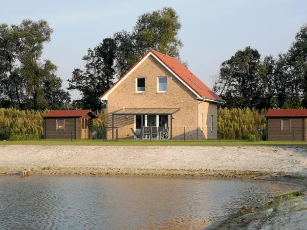 Na zdjęciu widoczny jest obiekt Seehaus Luddenhof 1 położony w mieście Walchum.