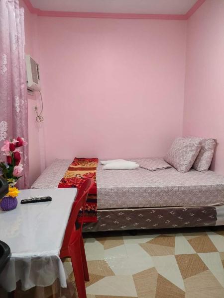 A la foto es mostra l'objecte Pabualan Traveller's Inn situat a la ciutat de Mambajao.