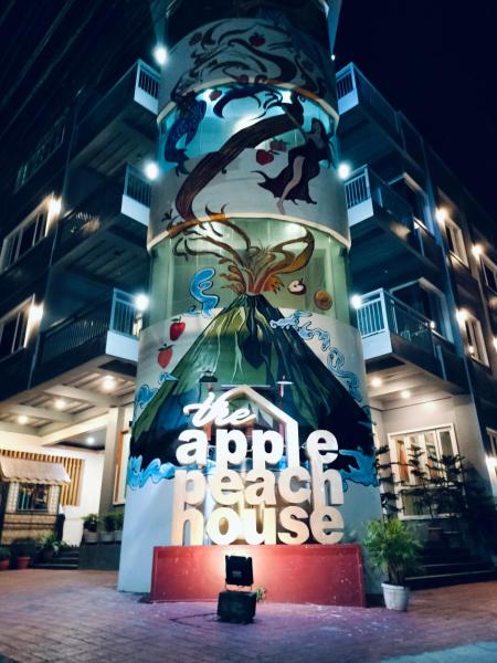 A la foto es mostra l'objecte The ApplePeach House situat a la ciutat de Legazpi.