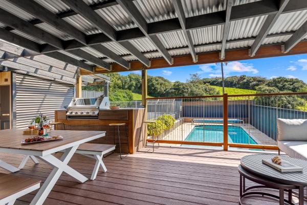 The photo shows the Beachside Retreat Pool & Sauna located in the city of Bombo.