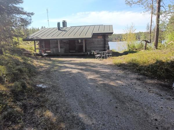 Na foto é possível ver o objeto Kelo 24, kahden makuuhuoneen kelomökki Syötteellä, valaistun ladun vieressä localizado na cidade de Pudasjärvi.