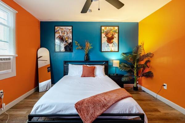 På billedet ses objektet Comfortable 2 Bedroom Near Downtown Atl Sleeps 4 Free Parking beliggende i byen Atlanta.