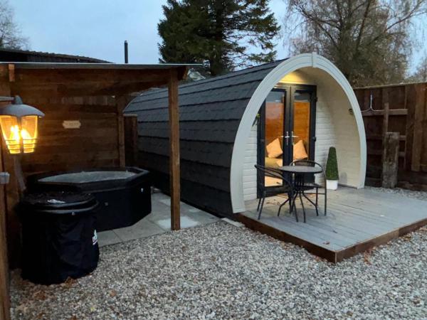 A la foto es mostra l'objecte Cozy Haven Glamping Pod 1With Hot Tub & Cold Shower situat a la ciutat de Naas.