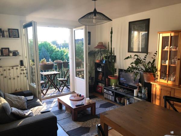 A la foto es mostra l'objecte Appartement plein centre avec place de parking situat a la ciutat de Javené.