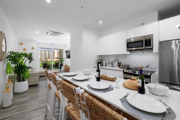 Location is everything! - Luxurious - Free parking - on the Strip!, Palm-Eagle Beach