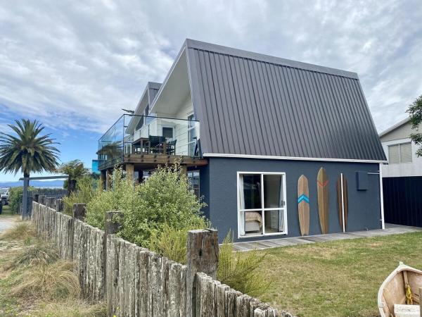 照片显示了位于Tata Beach市的Totara Bach物件。