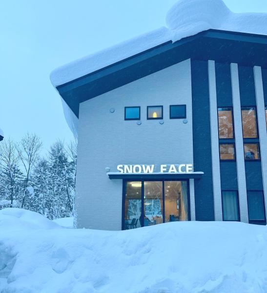 Na fotografii je vidět objekt Snow Face nacházející se ve městě Hakuba.