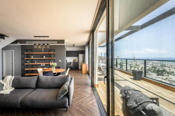 A la foto es mostra l'objecte Stunning Haifa Bay Views Penthouse by Sea N' Rent situat a la ciutat de Haifa.