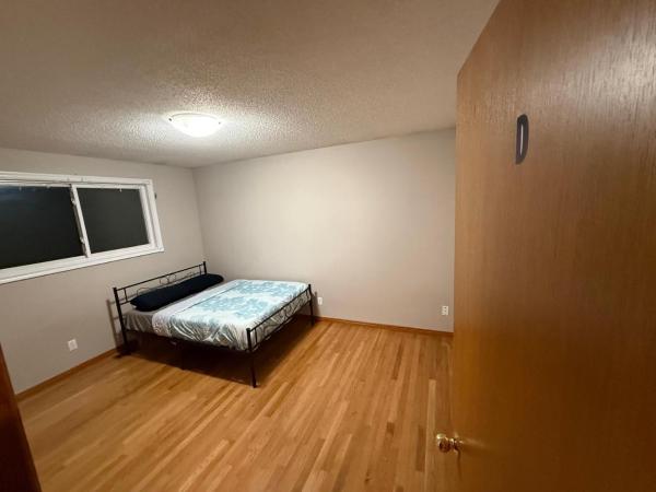 写真にはキッチナー市にあるSmart Budget Friendly Room-Near Airport, Groceries,Collegeが写っています。