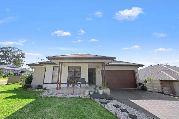 The photo shows the Holiday Home located in the city of Branxton.