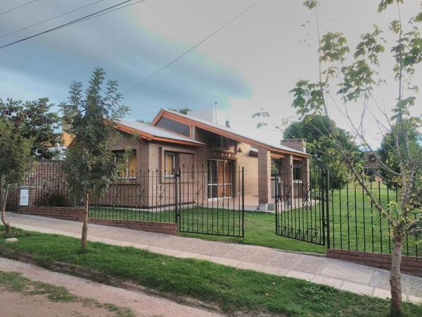A la foto es mostra l'objecte Casa Amapola situat a la ciutat de Embalse.