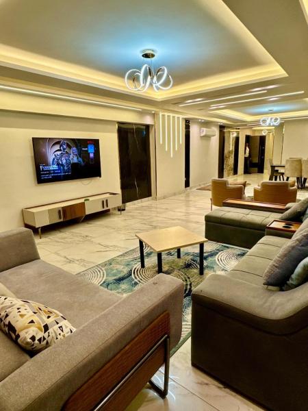 A la foto es mostra l'objecte Stylish 3BR in Dokki - Fully furnished & equipped situat a la ciutat de El Caire.