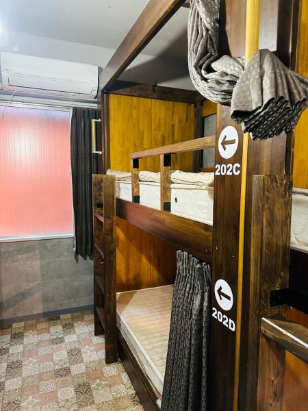 The photo shows the e-hostel 心斎橋 4人間 located in the city of Osaka.