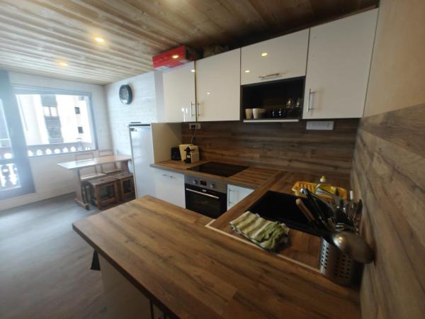 Na zdjęciu widoczny jest obiekt MyHome - Rénové en 2024 ! Hameau Borsat 3 15 - studio 2 cabines 4 pax sur les pistes położony w mieście Tignes.