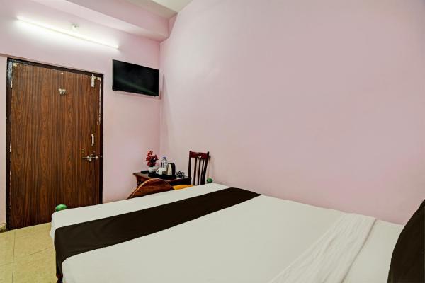 Na fotografii je vidět objekt Hotel O Mahalaxmi lodge nacházející se ve městě Urāli.
