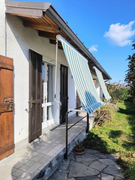 Na zdjęciu widoczny jest obiekt La Casa di Rina położony w mieście Angera.