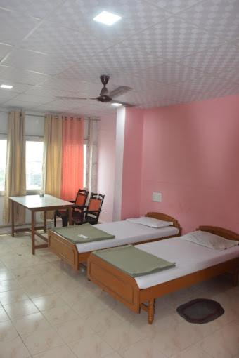 A la foto es mostra l'objecte hotel prashant international situat a la ciutat de Anjār.