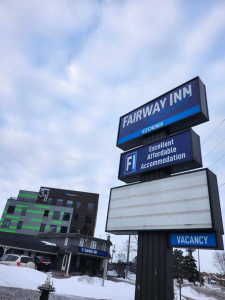 På billedet ses objektet Fairway Inn & Suites beliggende i byen Kitchener.
