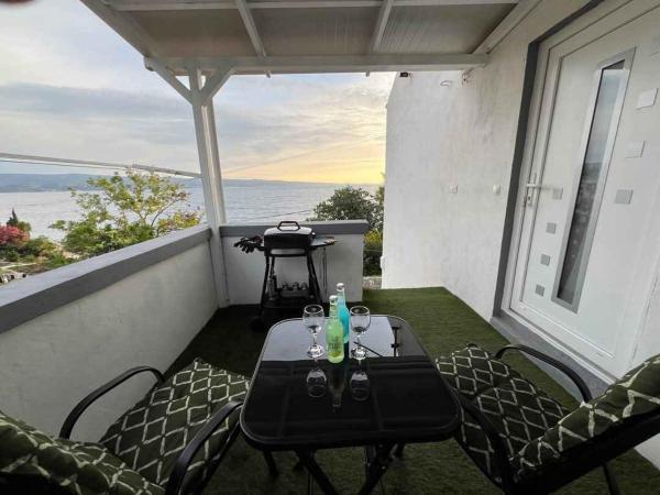 Na foto é possível ver o objeto Apartment Kuman localizado na cidade de Omiš.