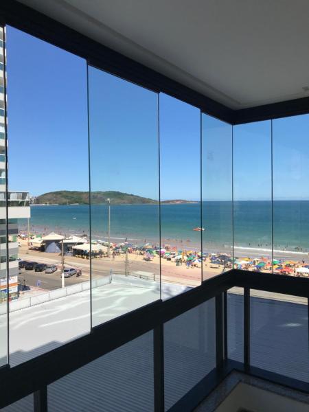 A la foto es mostra l'objecte Predio frente ao mar situat a la ciutat de Guarapari.