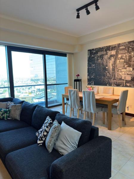 Na fotografii je vidět objekt Click Stay - JLT - 2 Bedroom & Balcony Lakes View Entire Apartment -SS nacházející se ve městě Dubaj.