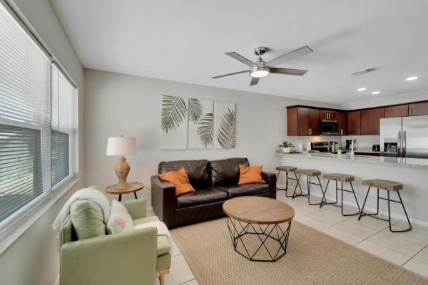 På bilden syns objektet 1053 Apollo Beach Blvd Unit 5 som ligger i staden Apollo Beach.